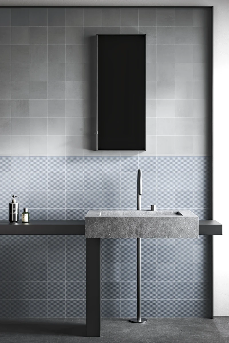 Cuarto de baño hecho con azulejos de color gris y azul