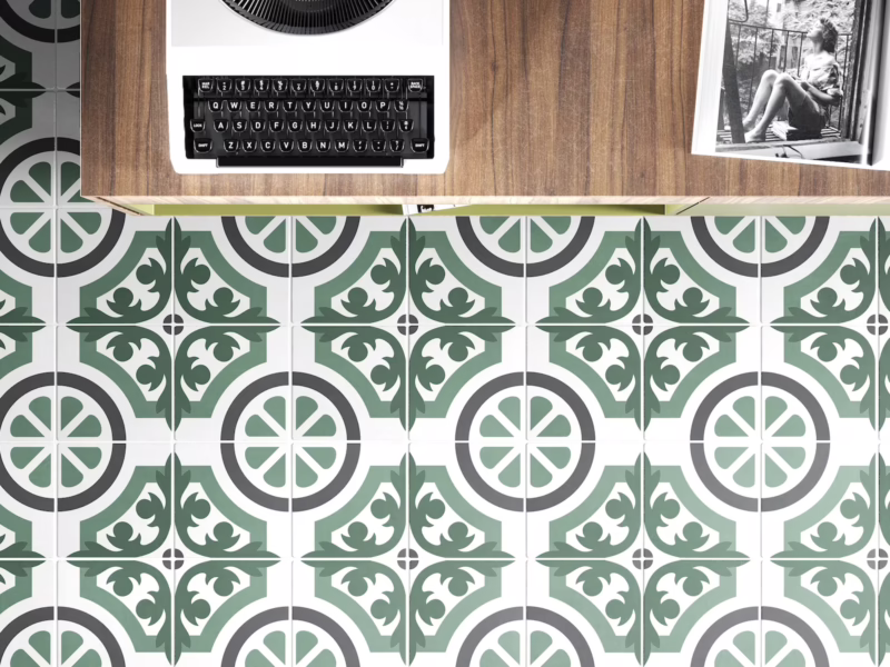Suelo de azulejos artesanales y motivos en tonos verdes