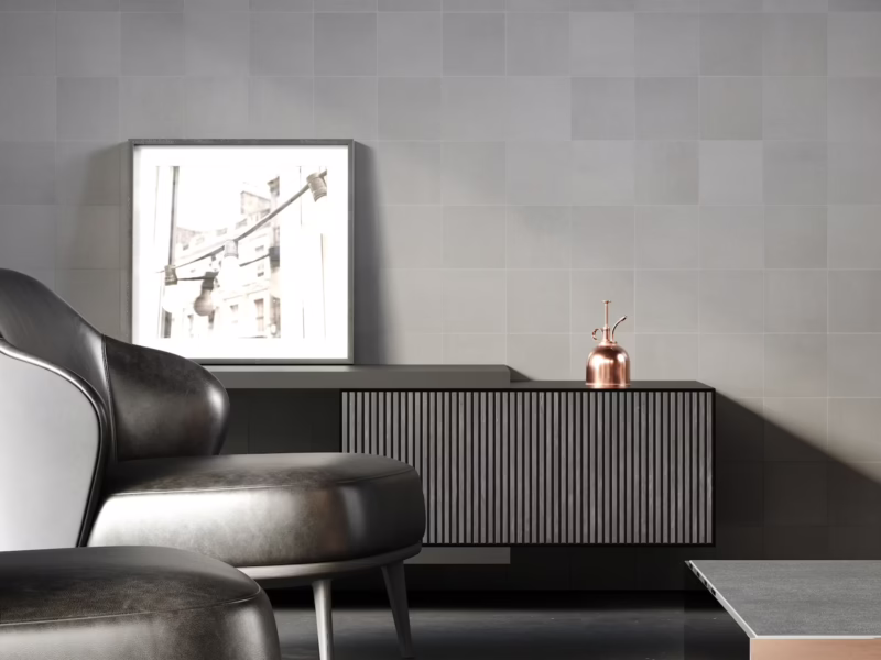 Revestimiento para salón con azulejos de aspecto cemento gris mostrando el efecto cemento real y su textura matérica