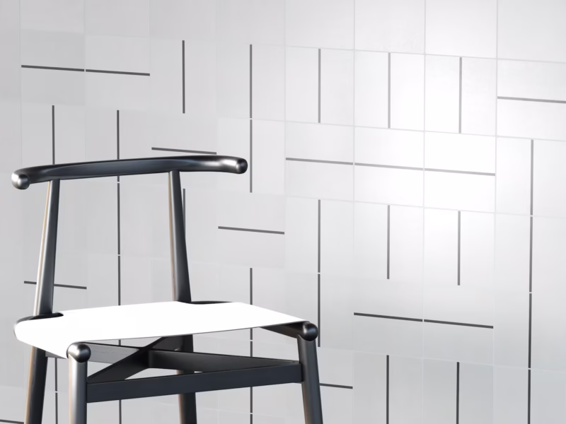 Revestimiento de pared de cocina moderna a media altura con azulejos decorados Epoque Blanco Arena en disposición aleatoria combinados con la base de cemento blanco Urban que cierra hasta el techo