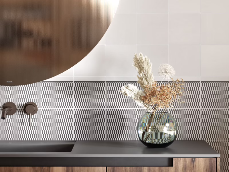 Azulejo rombo blanco arena en pared de baño contemporáneo