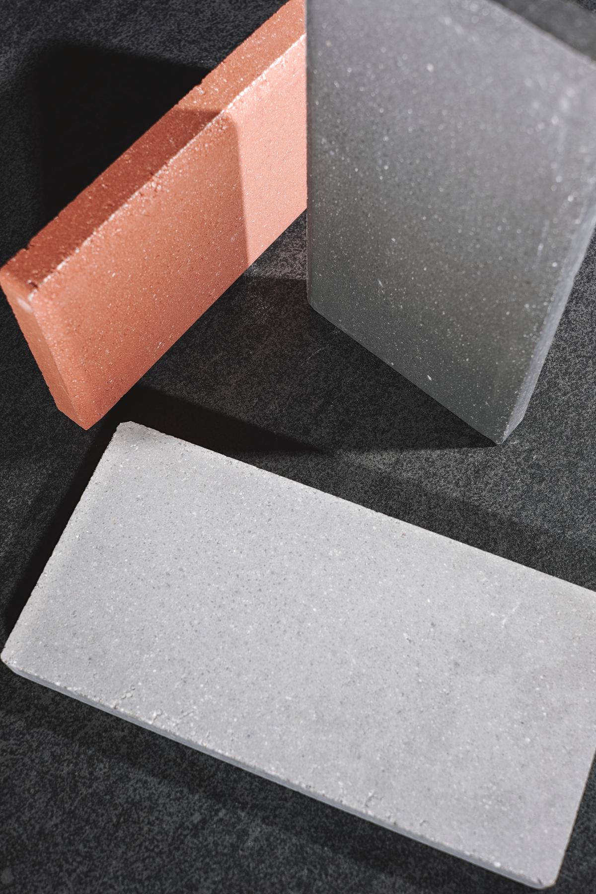 Azulejos y baldosas de exterior en bajo espesor y superficie antideslizante