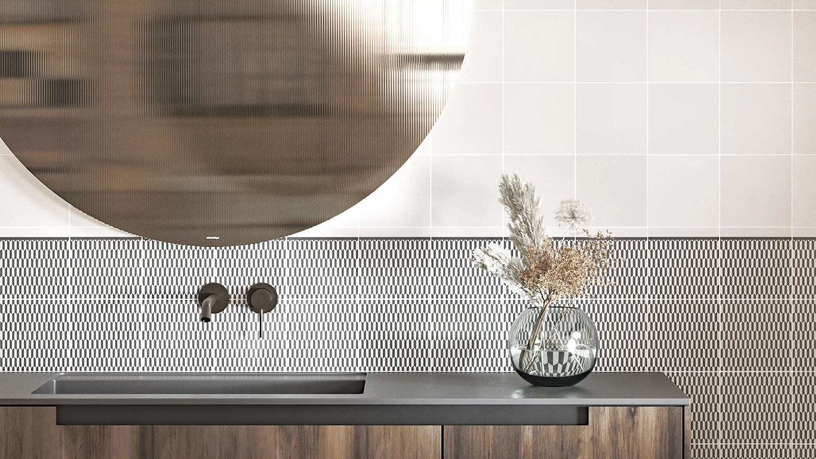 Pared del cuarto de baño hecha con azulejos blancos y decorados de diseño