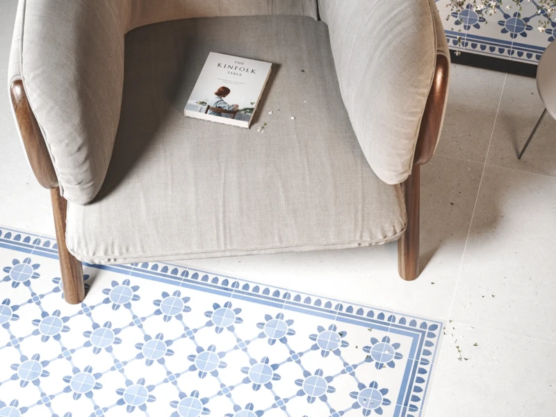 Baldosas decoradas en blanco y azul con diseños personalizados