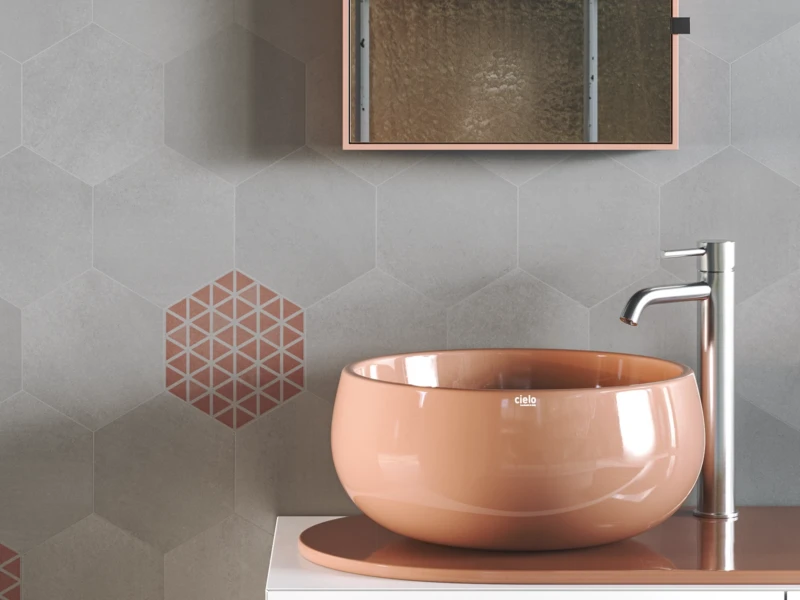 Revestimiento de baño con baldosas hexagonales de cemento gris