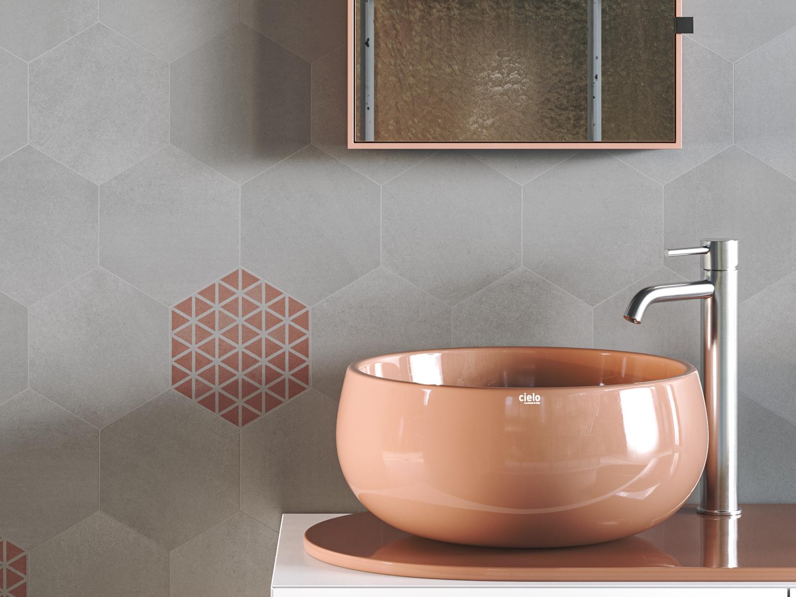 Revestimiento de baño realizado con azulejos hexagonales de cemento gris