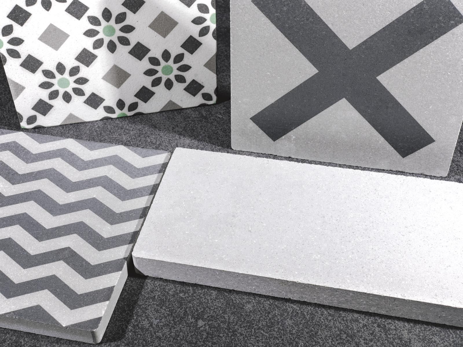 Muestra de varios azulejos y baldosas de diseño hechos con materiales naturales