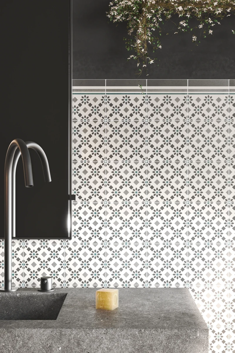 Pared del baño hecha con azulejos de 15x15 centímetros