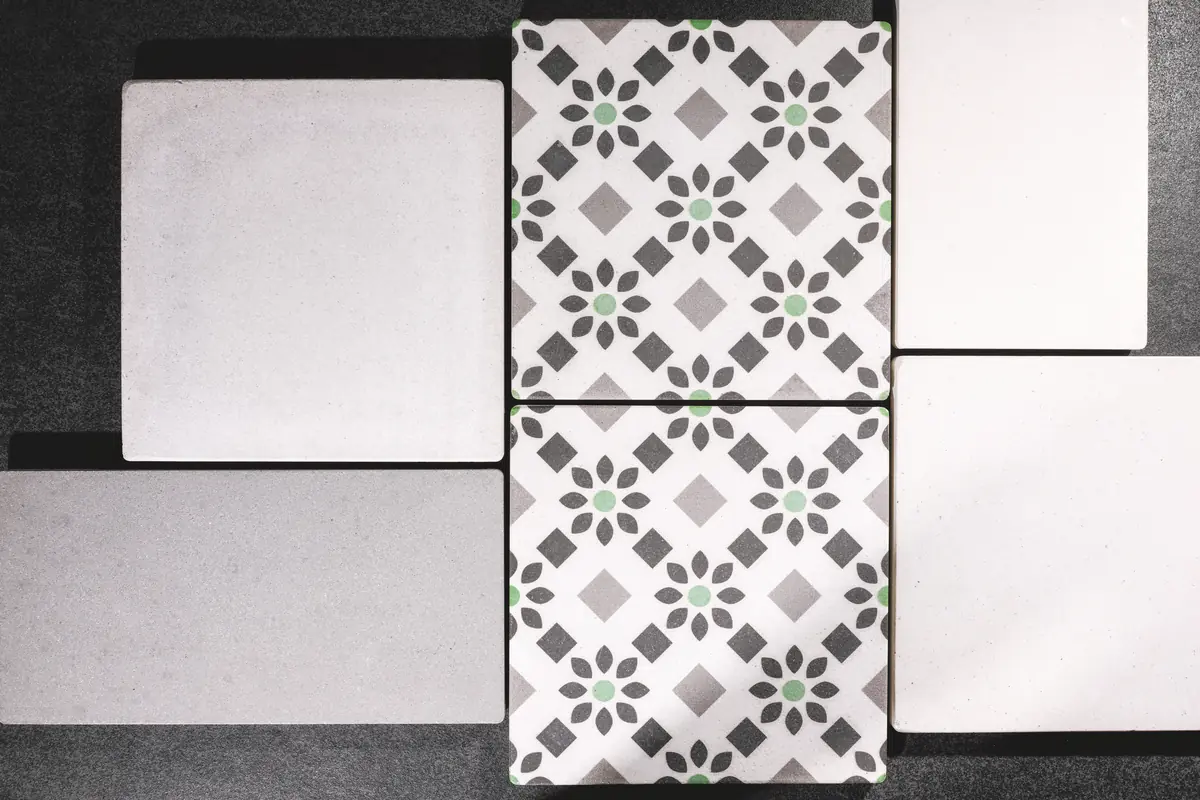 Baldosas para cocinas y baños con detalles de color combinados con blanco y gris