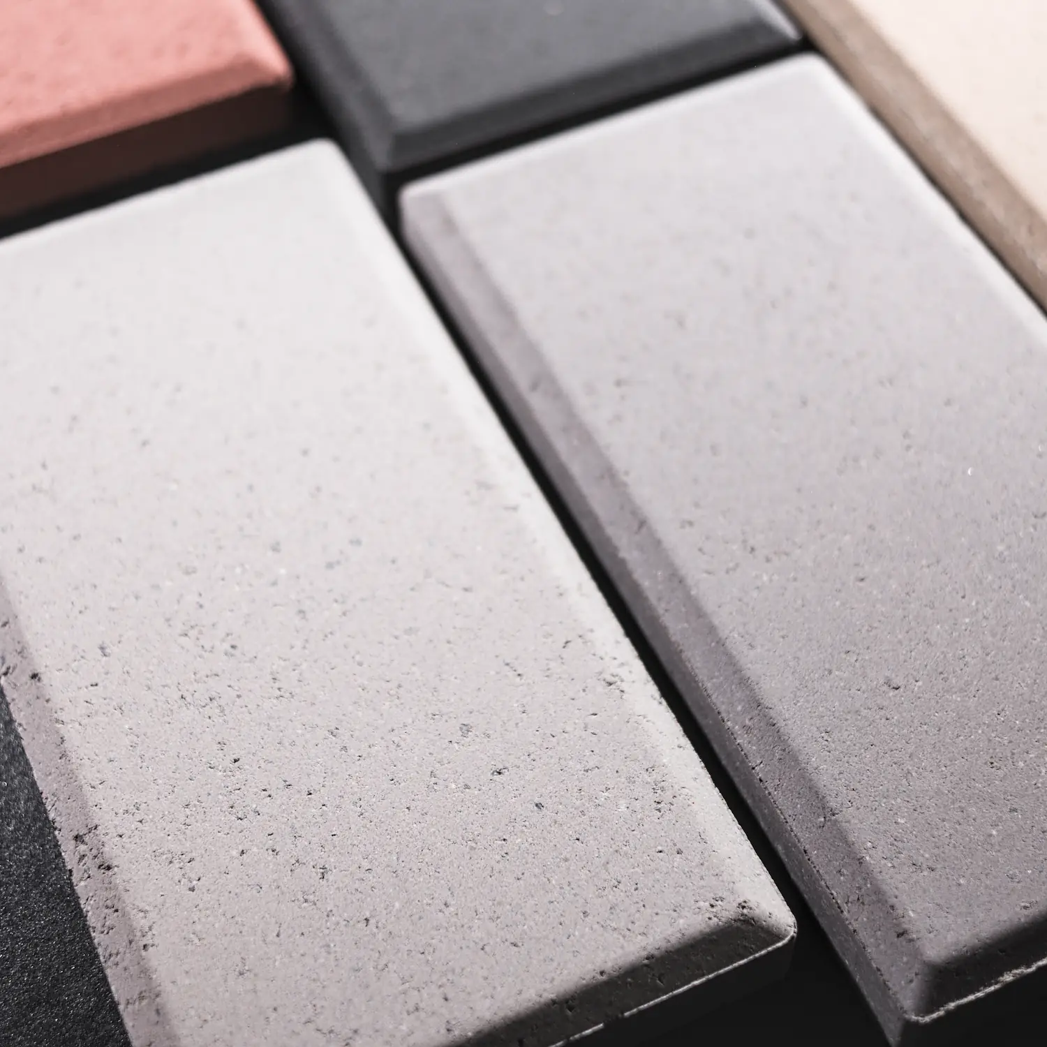 Innovación Dgeum 18mm de espesor Vista lateral de baldosas de hormigón de 18mm de grosor mostrando el bajo espesor técnico