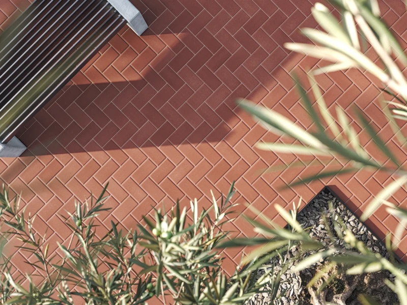 Suelo de terraza hecho de adoquines con poco espesor
