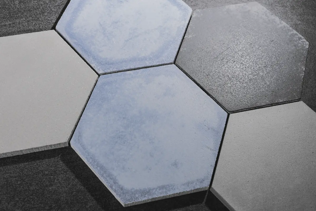 Baldosa hexagonal gris combinada con hexágonos de colores verde y negro
