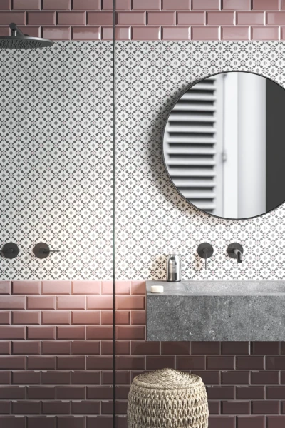 Pared del cuarto de baño de azulejos estilo clásico