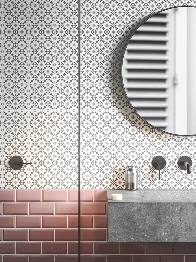 Pared del cuarto de baño de azulejos estilo clásico
