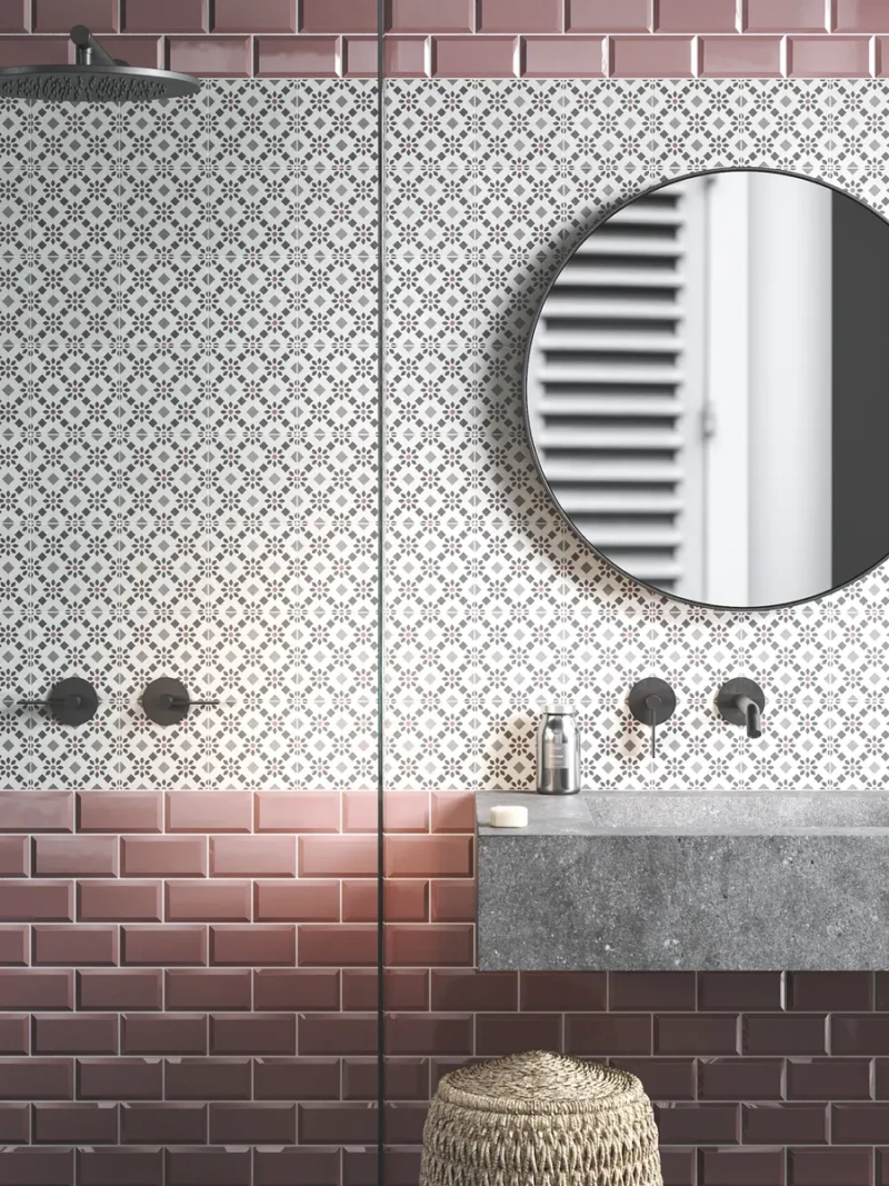 Pared del cuarto de baño de azulejos estilo clásico