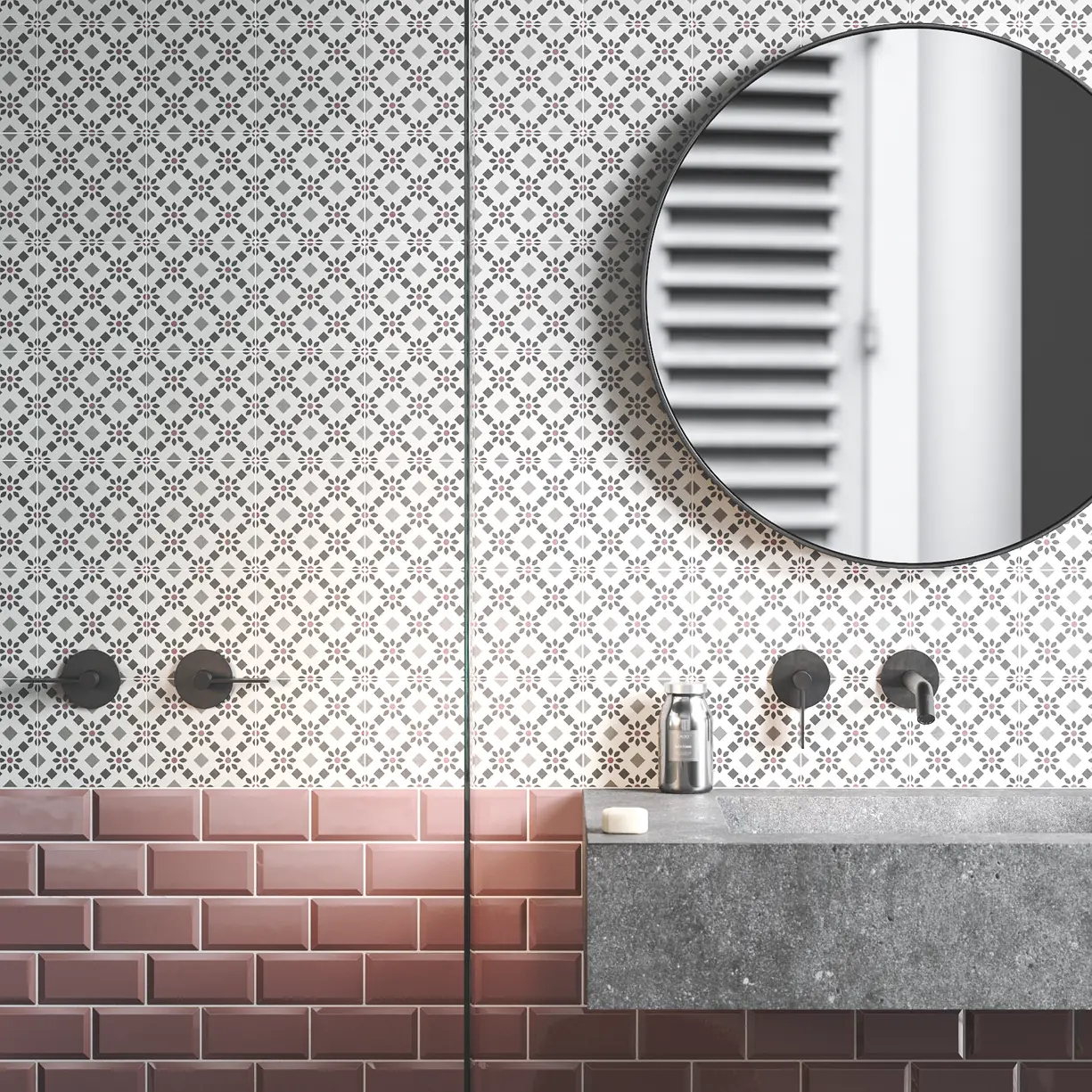 Revestimiento del baño hecho con azulejos decorados