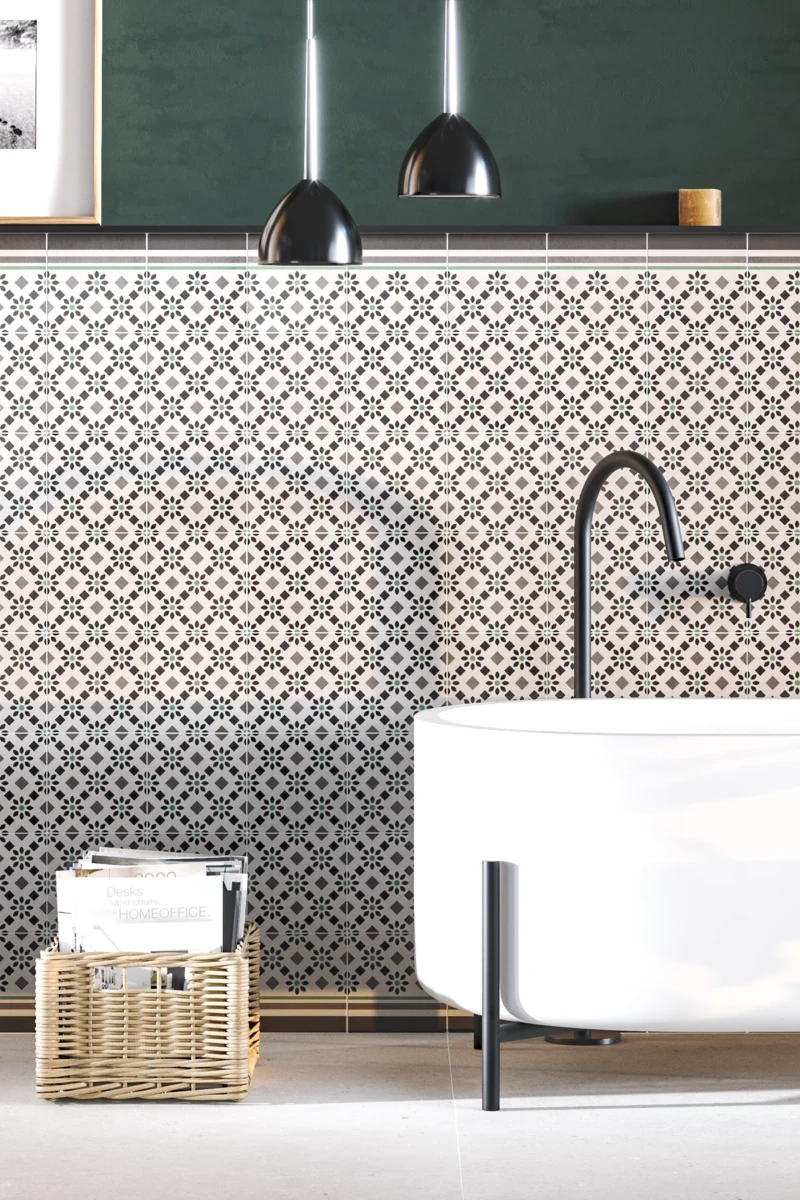 Pared de fondo de bañera realizada con baldosas de cemento blanco y diseño en color verde