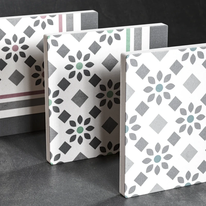 Vista superior de tres piezas de azulejos de la colección Belle