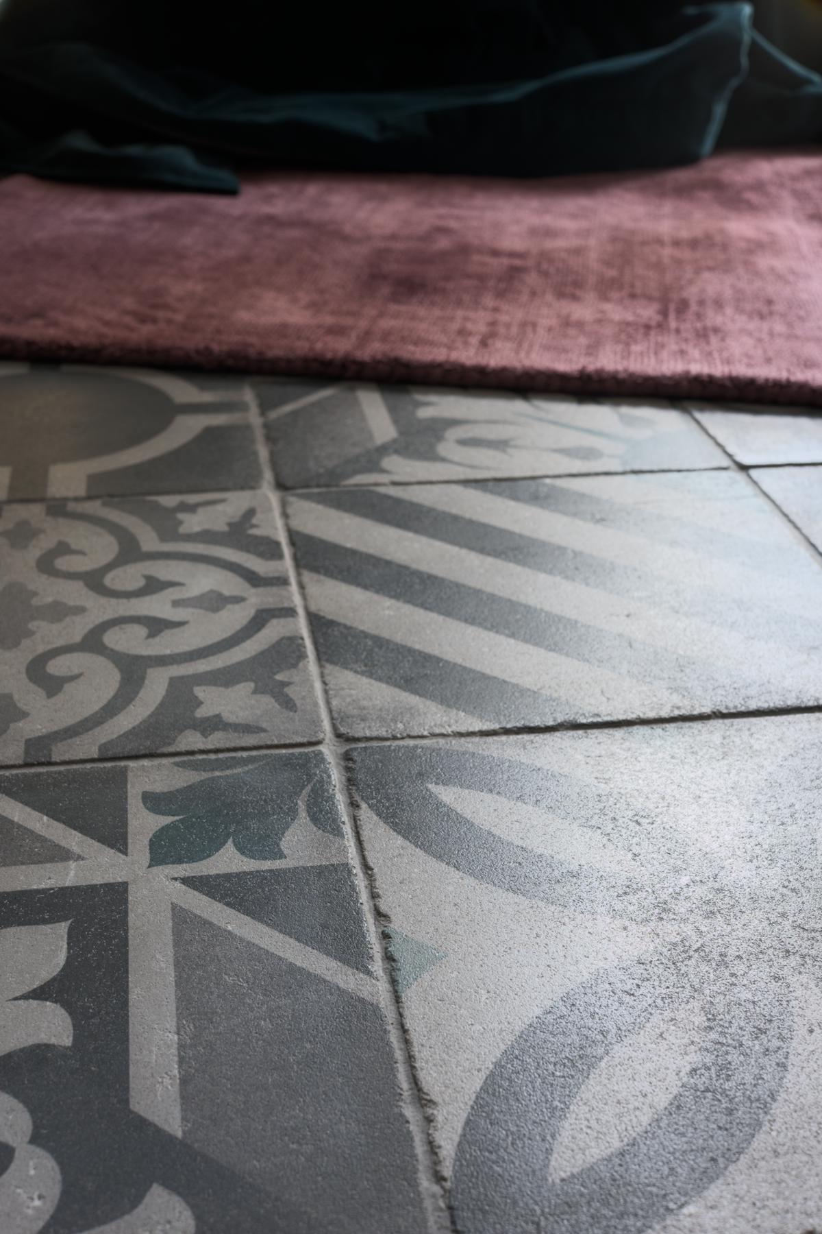 Detalle de un proyecto de interiorismo con azulejos Dgeum de cemento personalizados, mostrando una combinación única de colores y patrones naturales