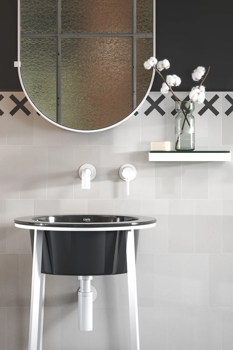 Pared del baño con revestimiento blanco y diseño en color negro