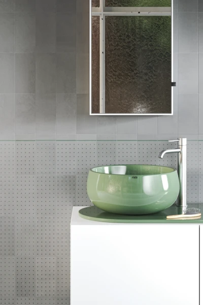 Pared del cuarto de baño con azulejos grises de diseño minimalista