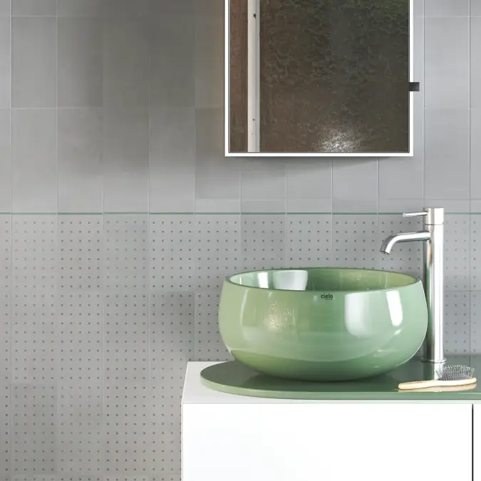 Pared del cuarto de baño con azulejos grises de diseño minimalista