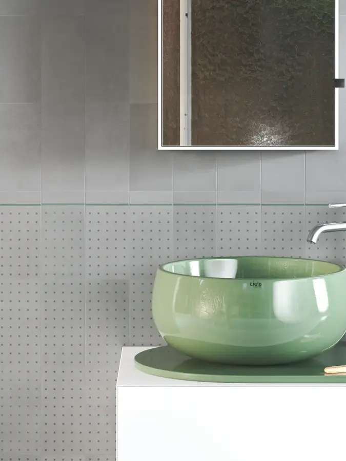 Pared del cuarto de baño con azulejos grises de diseño minimalista