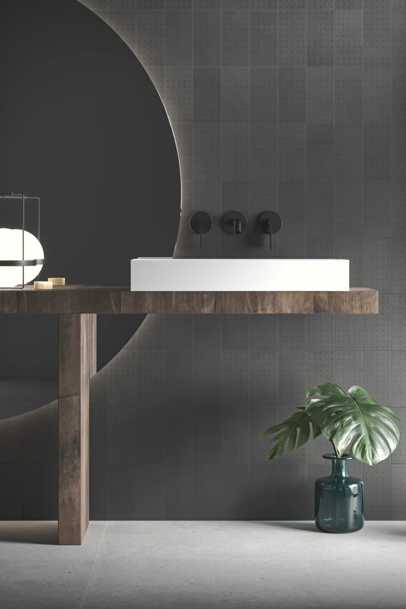 Pared del baño con baldosas de cemento oscuro y diseño color antracita