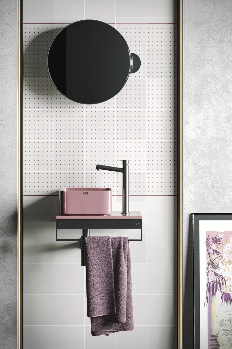 Pared de cuarto de baño con baldosas de cemento claro