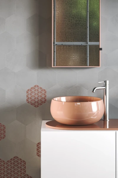 Pared del cuarto de baño hecha con baldosas hexagonales