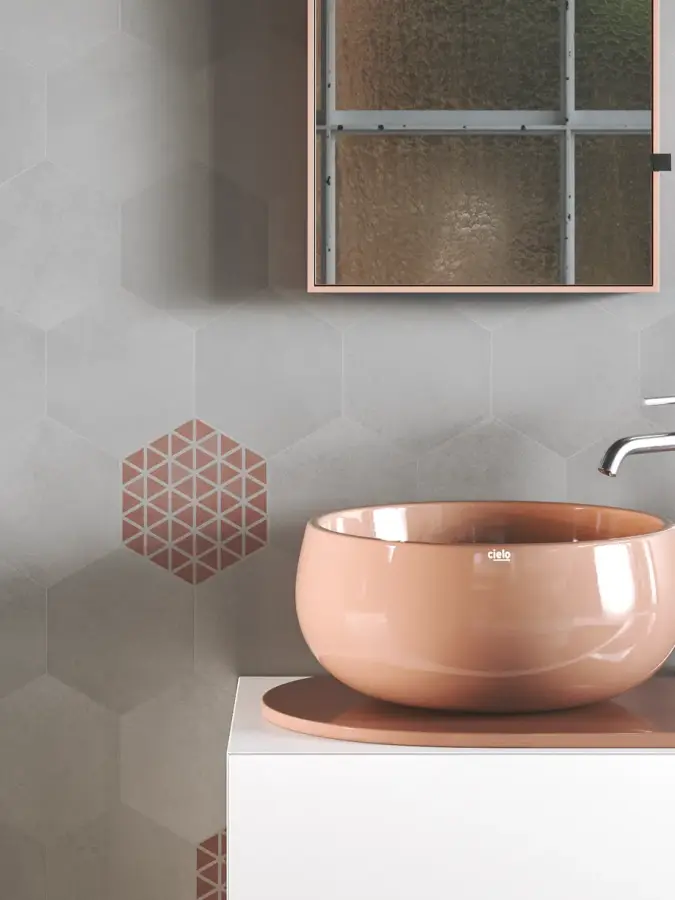 Pared del cuarto de baño con azulejos en forma de hexágono