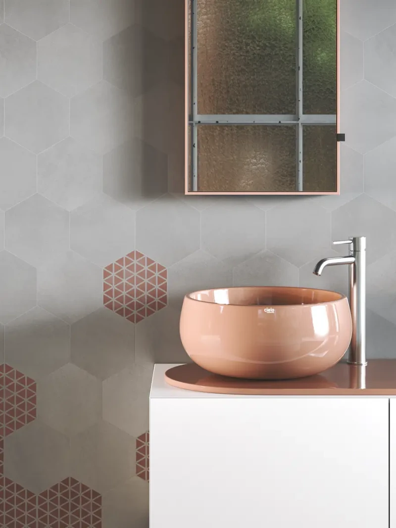 Pared del cuarto de baño hecha con baldosas hexagonales