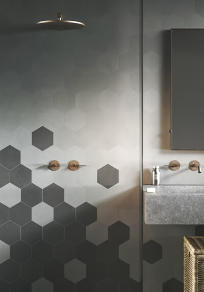 Pared del baño con hexágonos de cemento