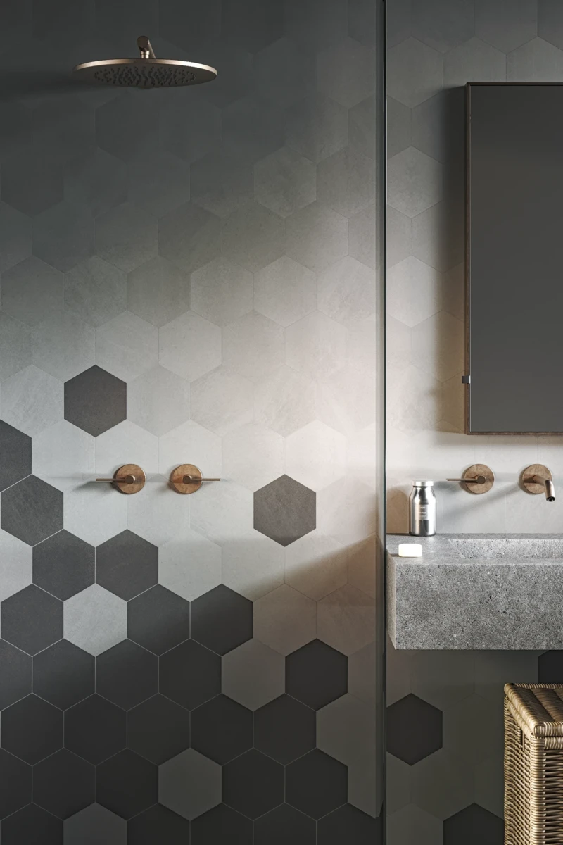 Pared de baño con azulejos hexagonales