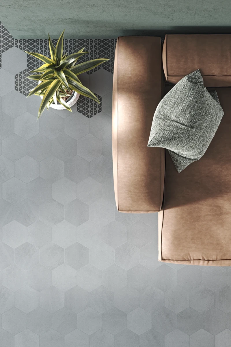 Pavimento de baldosas hexagonales en cemento gris