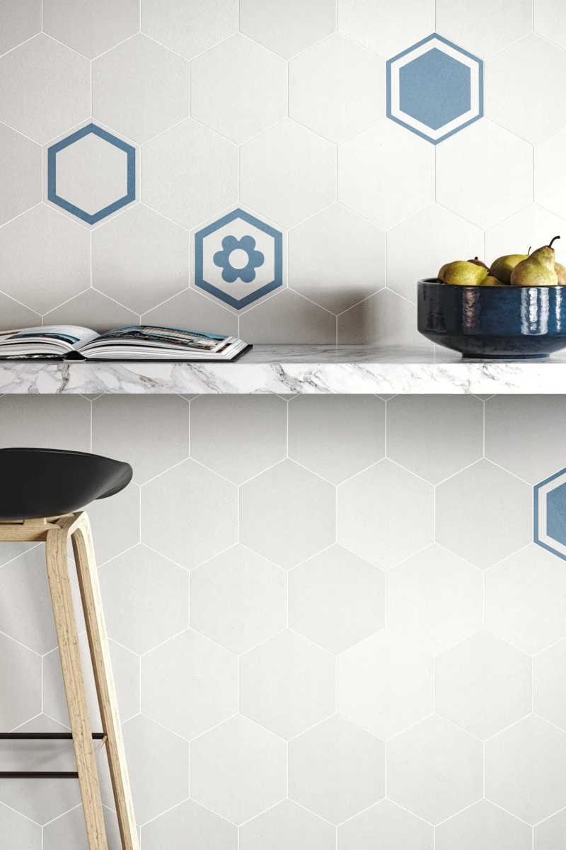 Pared de cocina con baldosas hexagonales blancas