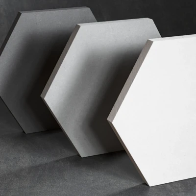 Azulejos hexagonales en tres bases de cemento