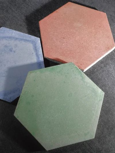 Azulejos pintados a mano en colores rojo, verde y azul