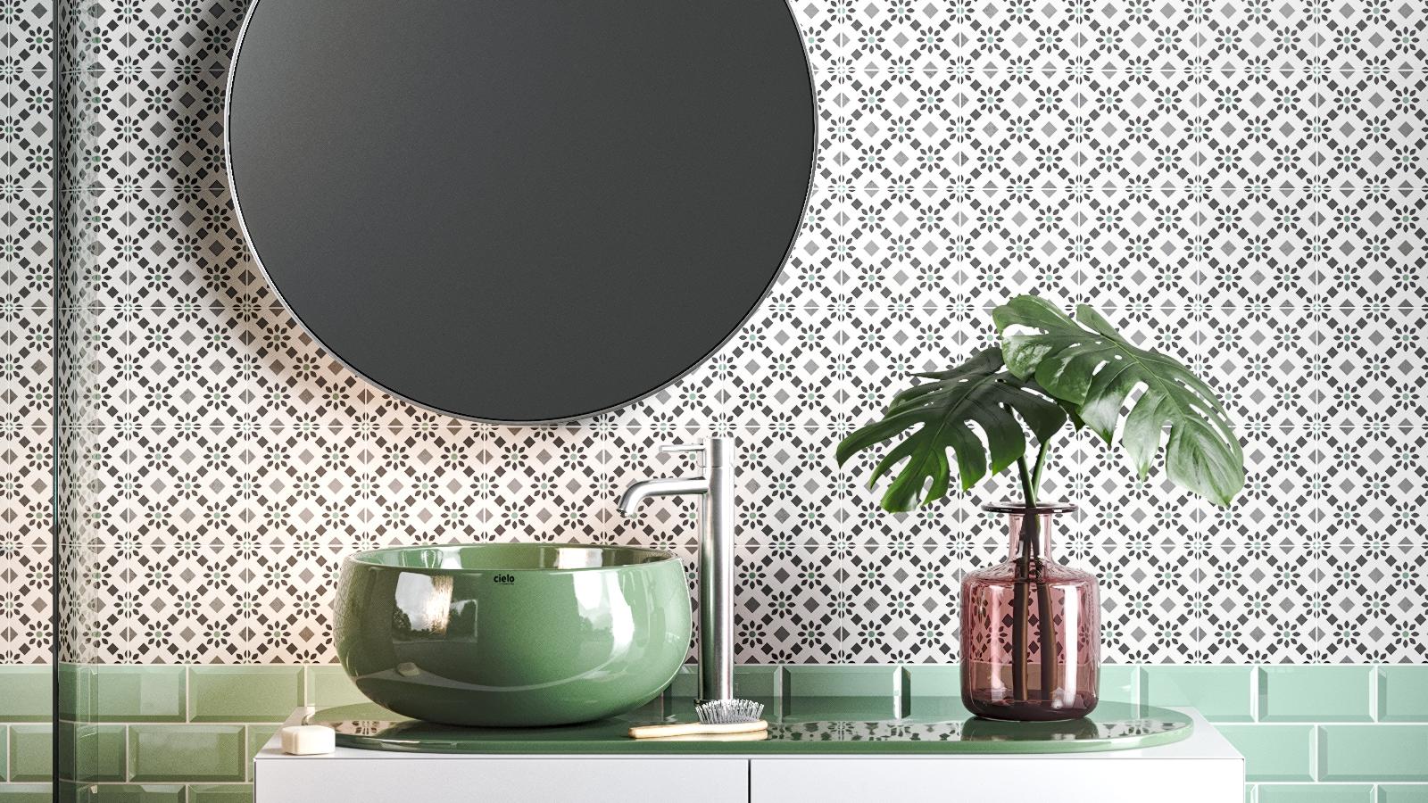 Pared realizada con azulejos decorativos para cuartos de baño