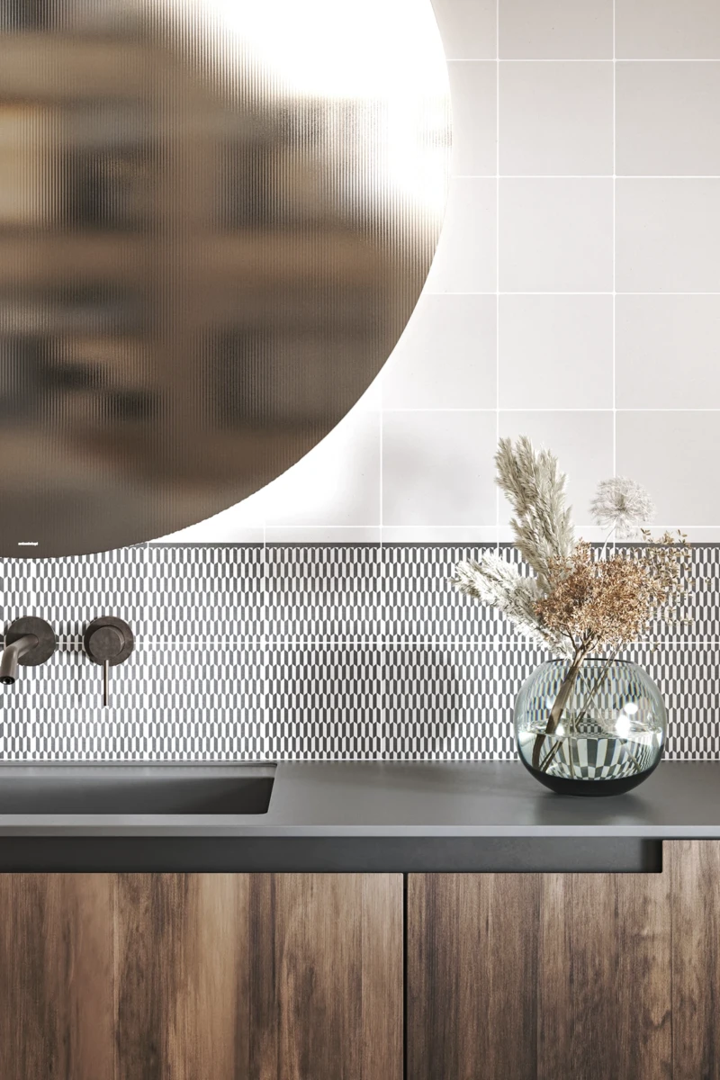 Revestimiento de baño hecho de azulejos blancos
