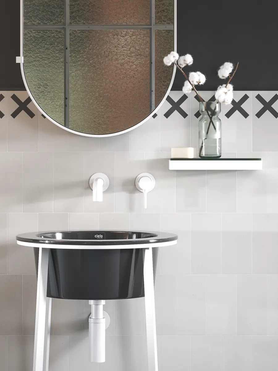 Pared del cuarto de baño hecha con baldosas de hormigón blanco