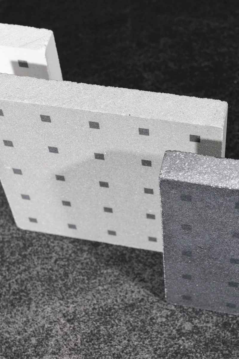 Revestimientos de pared y suelo en cemento blanco, gris y negro