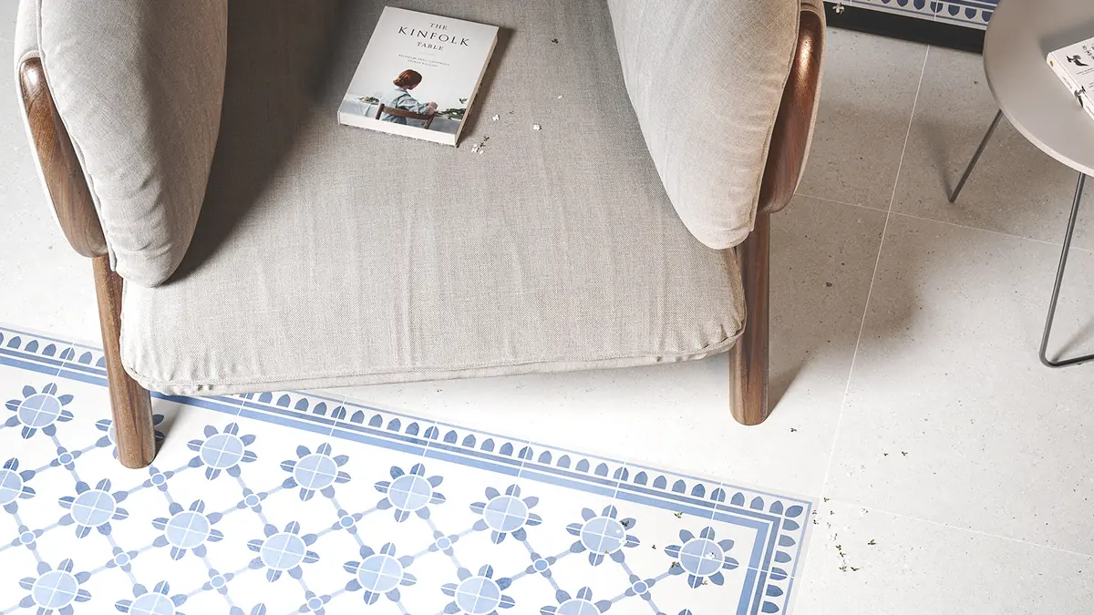 Suelo de azulejos para baños en colores blanco y azul