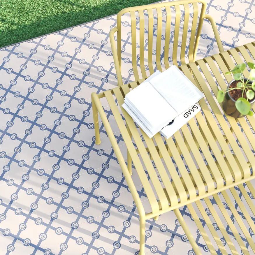 Terraza hecha con baldosas de exterior decoradas