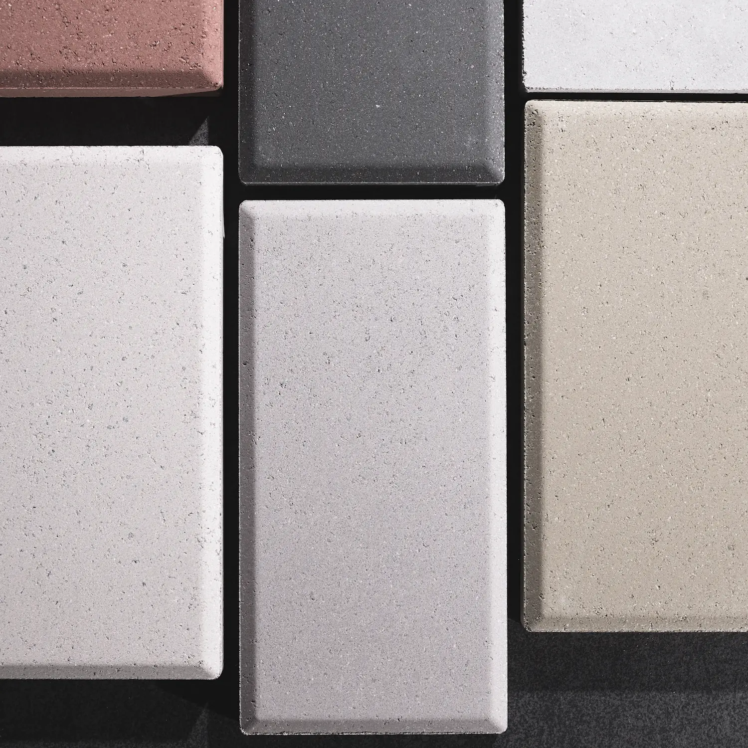 Detalle textura antideslizante Detalle de la textura rugosa y antideslizante de una baldosa de hormigón para exterior