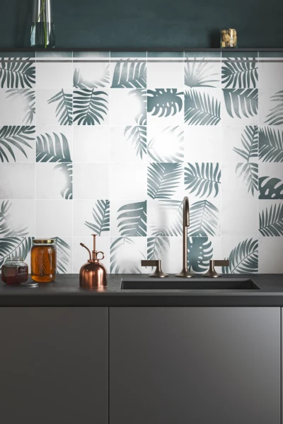 Revestimiento pared de cocina con diseño de varias hojas de palmera