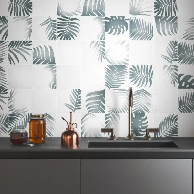 Revestimiento pared cocina con diseño de varias hojas de palmera