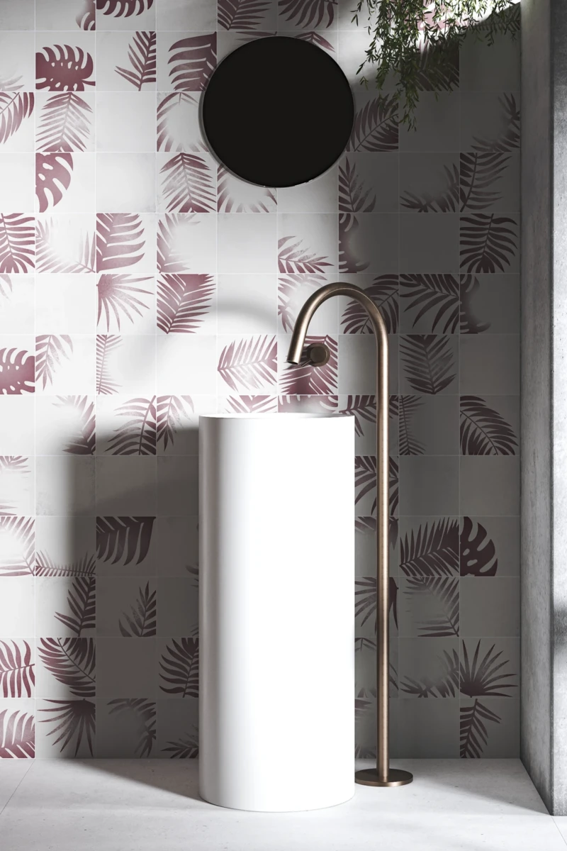 Revestimiento de pared del baño con azulejos blancos y diseño en color malva