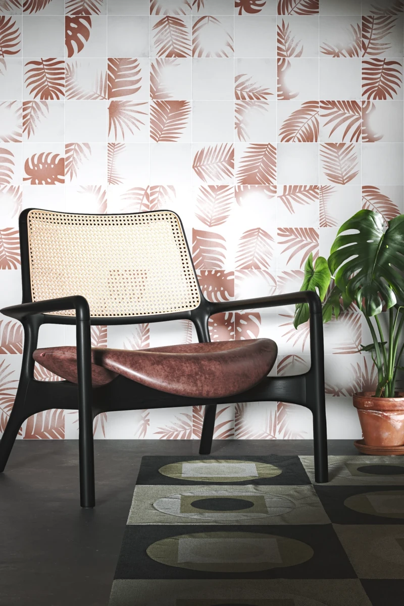 Revestimiento de pared con baldosas de diseño en color rojo terracota