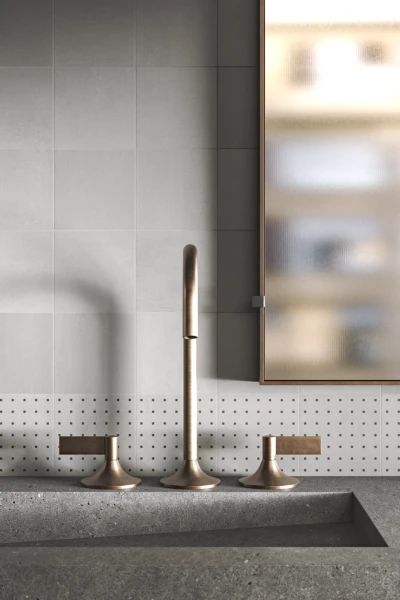 Pared de baño hecha con azulejo efecto cemento